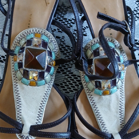 Giuseppe Zanotti Black and Cream Sandals with T-Strap Design - Picture 9 of 10